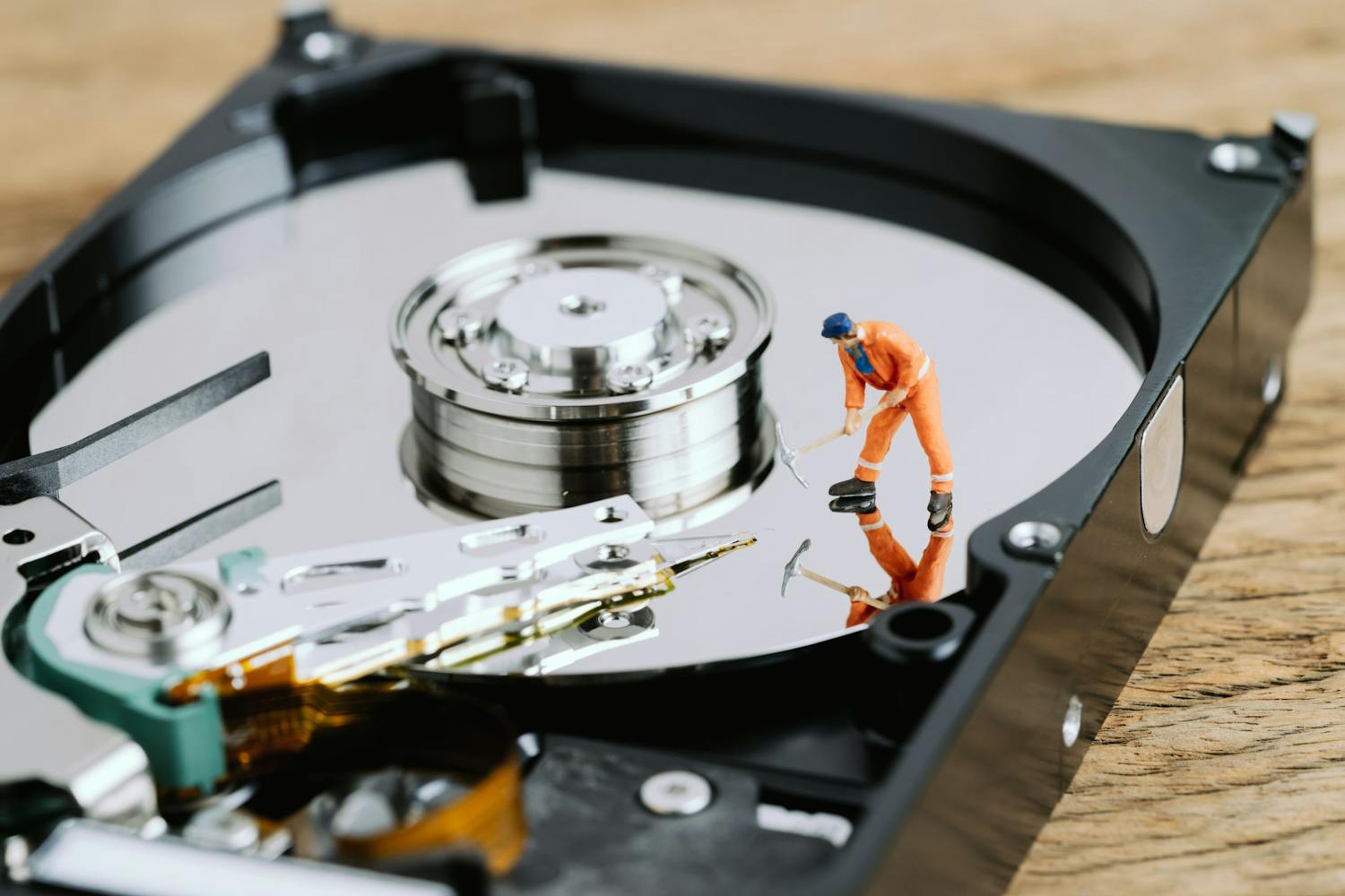 slet dubletterne mand artikel min v RrEKydpObxr Lille mand arbejder på en harddisk